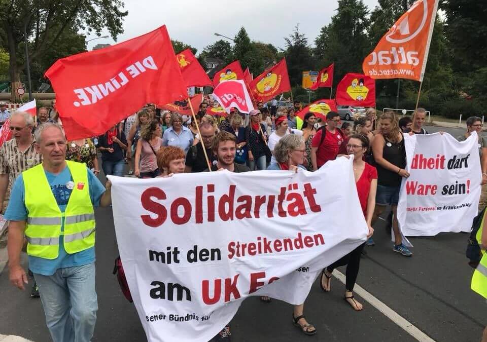 Hunderte Menschen protestieren für mehr Personal im Krankenhaus